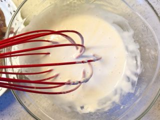 5、虾扯蛋,加85g净水搅拌至无颗粒。