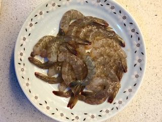 7、虾扯蛋,把冰箱里取出的冻虾冲软后，剥壳去虾线，只留下尾部的壳。
