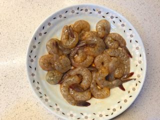 8、虾扯蛋,用料酒、生抽、盐腌制15分钟。