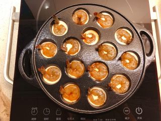 11、虾扯蛋,放入虾。