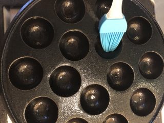 9、虾扯蛋,模具加热，刷一层薄油。