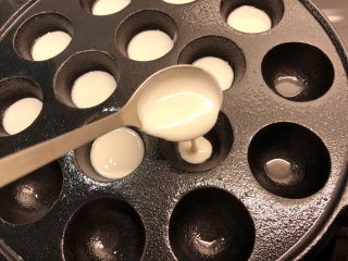 10、虾扯蛋,倒入面糊，面糊不要超过模具窝的1/3，否则一会加蛋的时候就溢出来了。