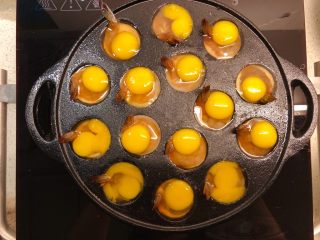 12、虾扯蛋,打入鹌鹑蛋。