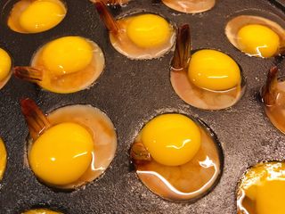 13、虾扯蛋,调整一下虾尾巴，让虾尾立起来。