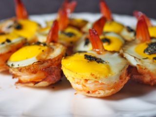 16、虾扯蛋,鲜虾扯着鹌鹑蛋。