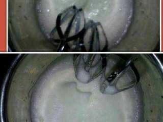 2、美味蛋糕卷,开始打蛋白，分3次加糖电动向一边打起