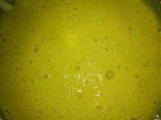 4、美味蛋糕卷,蛋黄加10克糖进去打均匀