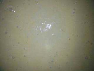 5、美味蛋糕卷,继续加油搅拌，再加牛奶，最后加低筋面粉搅拌无颗粒状就行了～如图