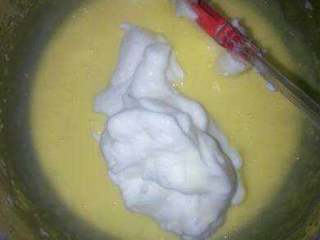 6、美味蛋糕卷,蛋白分3次加进去用橡皮刀刮均匀，不要搅拌。