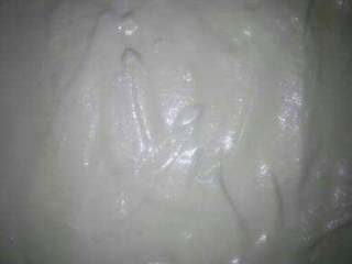 7、美味蛋糕卷,这是拌好的蛋糊，烤箱提前预热180度10分钟，把蛋糕糊放进烤箱200度烤15分钟