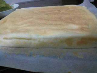 8、美味蛋糕卷,哒哒哒，新鲜出炉了，好香啊！待凉后倒扣