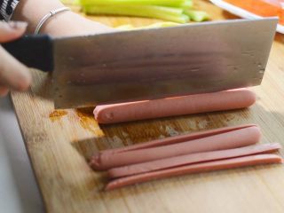 1、鱼籽紫菜包饭,火腿肠同样切条状