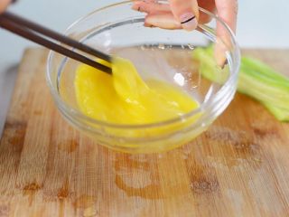 3、鱼籽紫菜包饭,加盐后打散