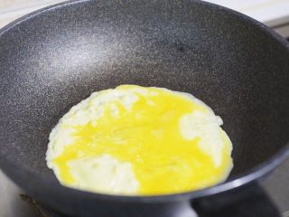 4、鱼籽紫菜包饭,放入锅内摊鸡蛋饼