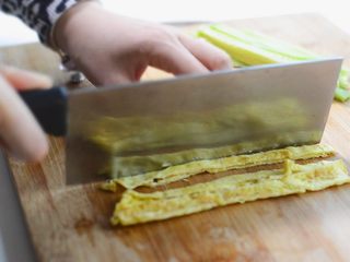 5、鱼籽紫菜包饭,将鸡蛋饼同样切条