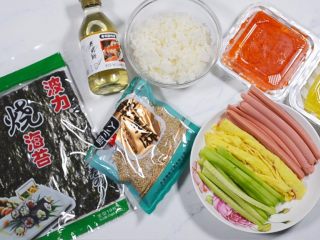 6、鱼籽紫菜包饭,前期工作准备完成，腌萝卜买的现成品，米饭蒸熟后稍微晾一下，避免太多水分。