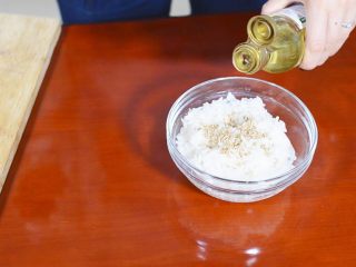 7、鱼籽紫菜包饭,米饭内倒入芝麻，大约两勺的寿司醋