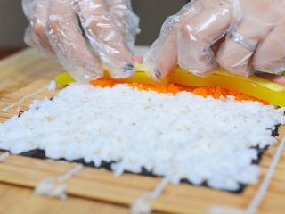 11、鱼籽紫菜包饭,在大约1/5的位置，铺上所有的食材。