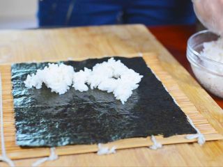 9、鱼籽紫菜包饭,放一片海苔，上面均匀铺满米饭
