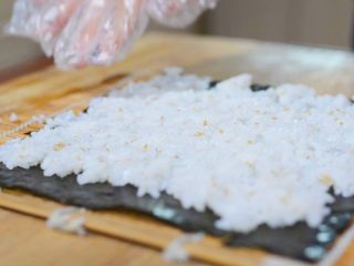 10、鱼籽紫菜包饭,不要过多，均匀即可。