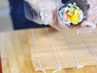 13、鱼籽紫菜包饭,卷好后的成品。