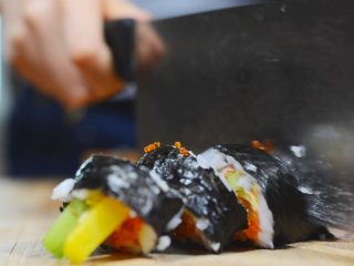 14、鱼籽紫菜包饭,切1cm宽的小段