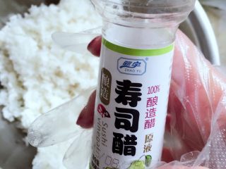 2、紫菜包饭,准备寿司醋