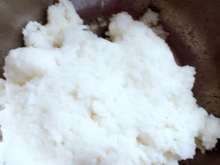 4、紫菜包饭,待米饭抓成团