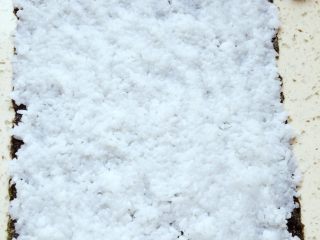 5、紫菜包饭,整张紫菜铺平，放上适量抓好的饭团，将饭团铺平在紫菜上