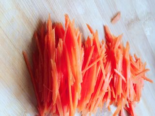 6、紫菜包饭,胡萝卜切丝待用