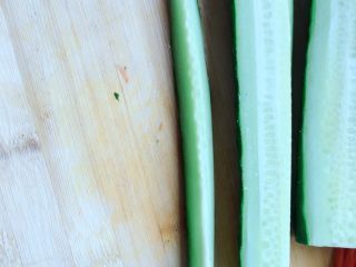 7、紫菜包饭,黄瓜切条待用，选用线黄瓜