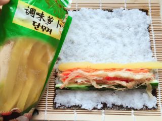 11、紫菜包饭,加一根调味萝卜条