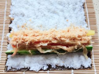 12、紫菜包饭,肉松再次放入，如果喜欢吃肉松也可以多放一些