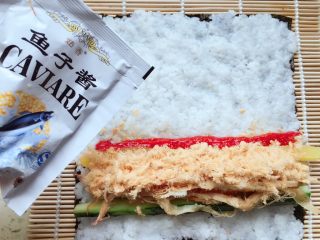 13、紫菜包饭,挤上鱼子酱调色调味