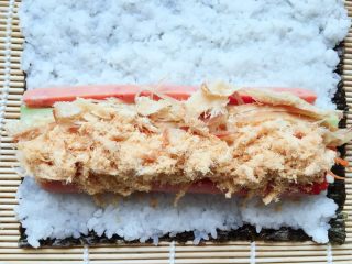 14、紫菜包饭,放上火腿肠条