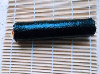 15、紫菜包饭,卷上，利用竹帘卷紧