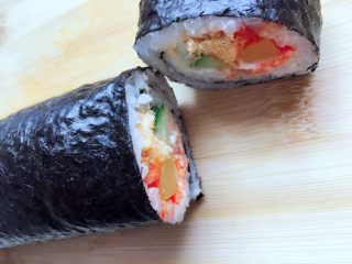 16、紫菜包饭,用寿司刀切整齐