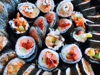 17、紫菜包饭,成品摆盘，可以在个别紫菜包饭上挤上鱼子酱和沙拉酱，撒上几粒芝麻作为点缀，给朋友吃的效果