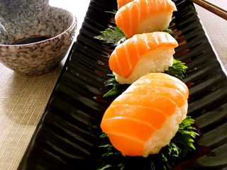 4、三文鱼握寿司,食用时蘸寿司酱油就可以了。