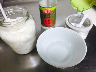 1、????木鱼花寿司????,寿司醋的配料 凉开水 白米醋 糖 盐 调匀化开备用