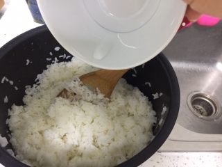 2、????木鱼花寿司????,用350克的米 做一锅香喷喷的白米饭???? 开盖微微放凉一会 撒上寿司醋与米饭拌匀 这样的米饭 已经很好吃了 偷偷的吃了两口 ????