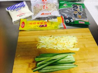 3、????木鱼花寿司????,鸡蛋 烙成 薄饼切丝 黄瓜切条备用