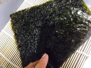 4、????木鱼花寿司????,开包 紫菜有正反面 光面朝下 看图