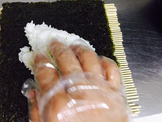 5、????木鱼花寿司????,米饭 分成四等份 取其中一份 铺匀
