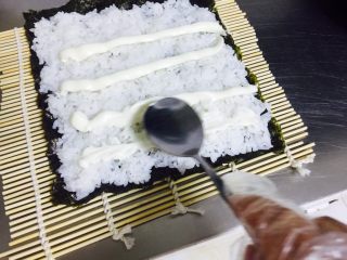 6、????木鱼花寿司????,铺匀米饭 挤上沙拉酱 也抹匀