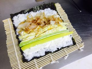 7、????木鱼花寿司????,放黄瓜 大根条 鸡蛋丝 木鱼花 木鱼花味道 配在里面口感 非常好吃???? 没有木鱼花的小伙伴也可以放入肉松 也很棒 本人喜欢鱼松的口感 小伙伴们可以根据自己的喜欢 放你认为好吃的????