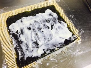 11、????木鱼花寿司????,放上紫菜 抹上沙拉酱