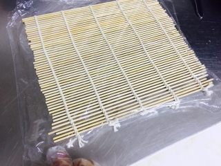 9、????木鱼花寿司????,反包 取保鲜膜 大于寿司帘要