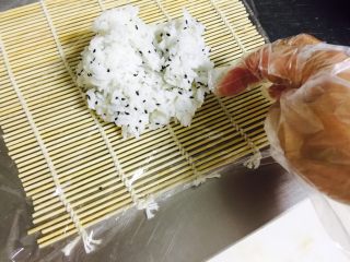 10、????木鱼花寿司????,取一份米饭???? 铺匀
