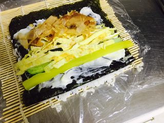 12、????木鱼花寿司????,放上配料